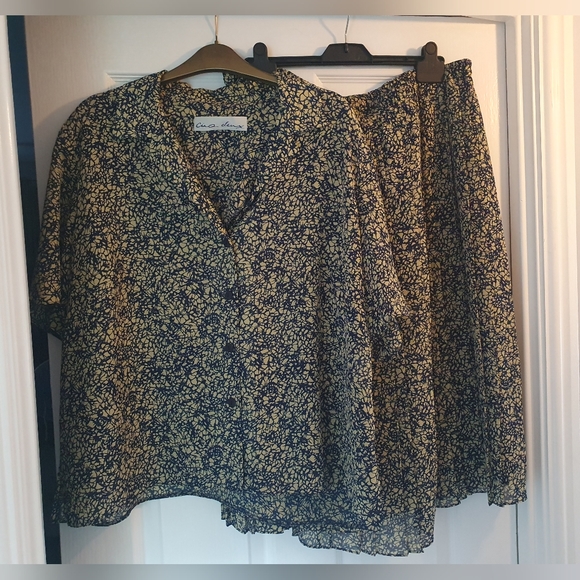 Cinq Deux Dresses & Skirts - Vintage Cinq Deux Beige & Navy Two Piece V-Neck Blouse & Pleated Skirt